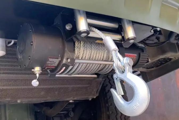 雨天使用冠航汽車絞盤對(duì)越野車進(jìn)行戶外救援
